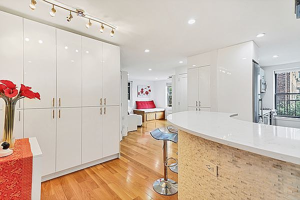 1st image of 305 W 18th St APT 4F