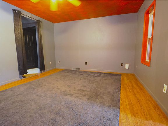 4th image of 453 Spring St