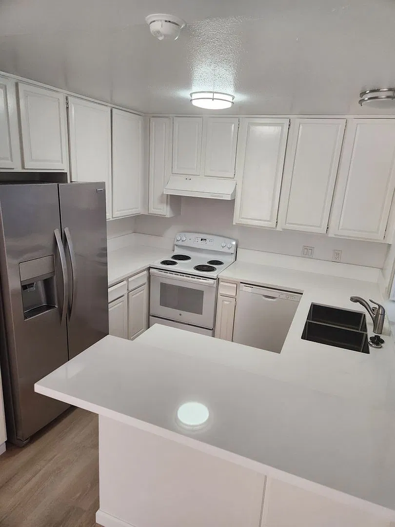 Hillcrest 2 bedroom 2 bath, just totally remodeled, 3 parking (incl garage) — Photo 2