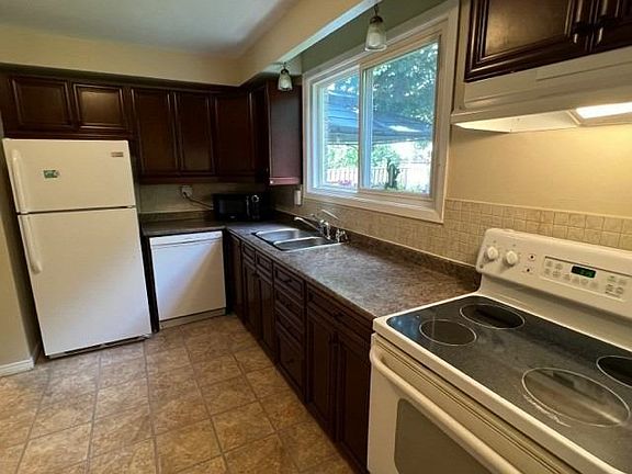 4th image of 30 Joyce Ct E