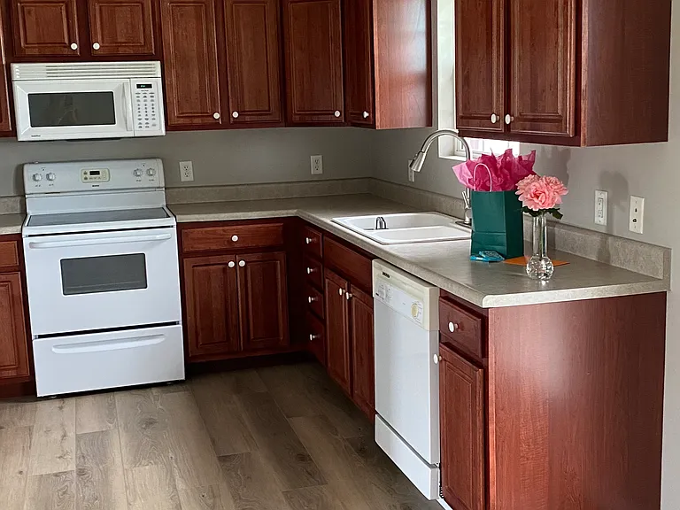 212 Meadow Dr — Photo 8