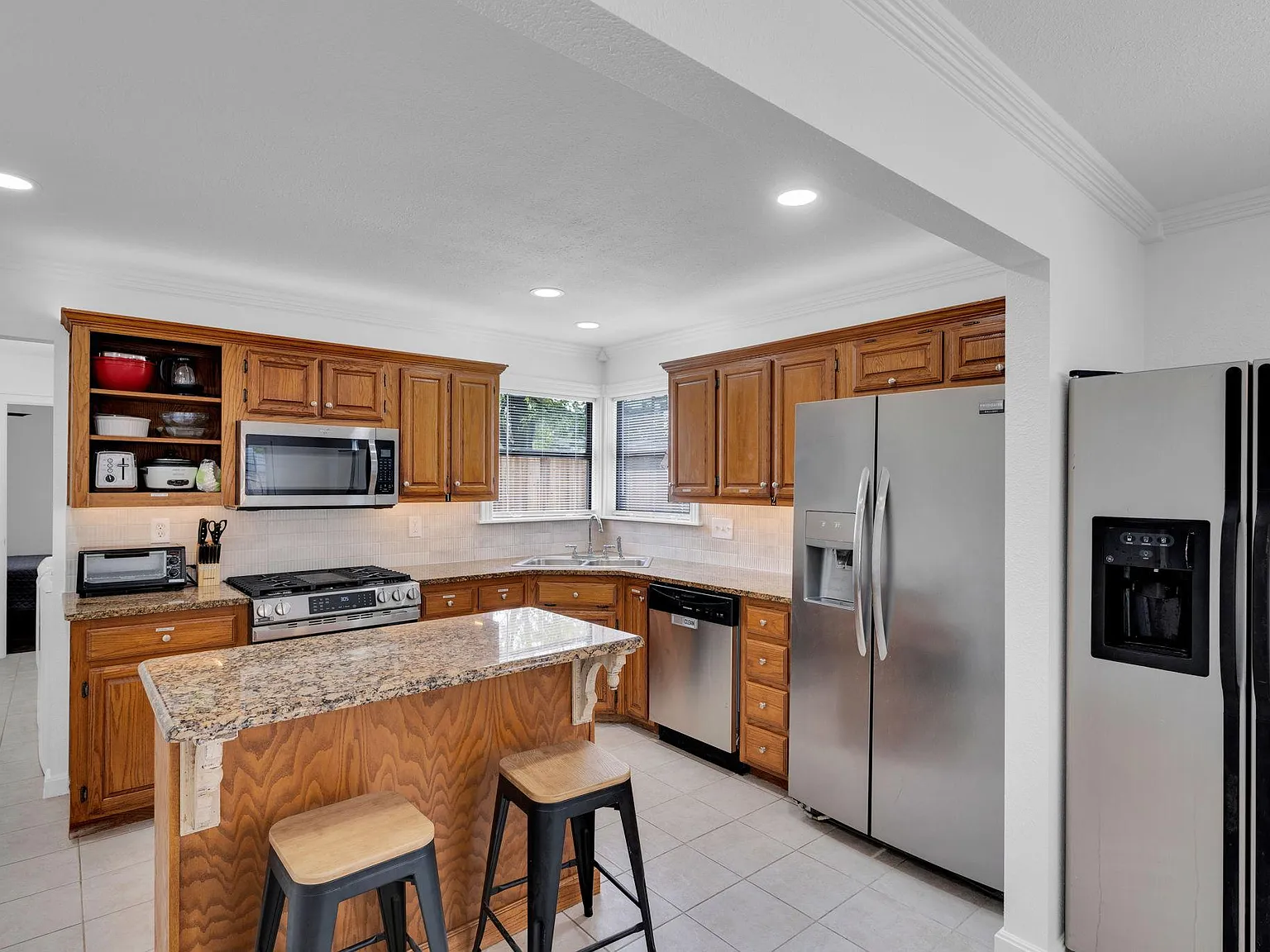 4 bed, 3.0 bath, 2350 sqft, $884 — Photo 3