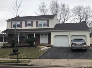 8 Whittier St, Edison, NJ 08820