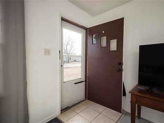5th image of 607 Hillcrest Dr