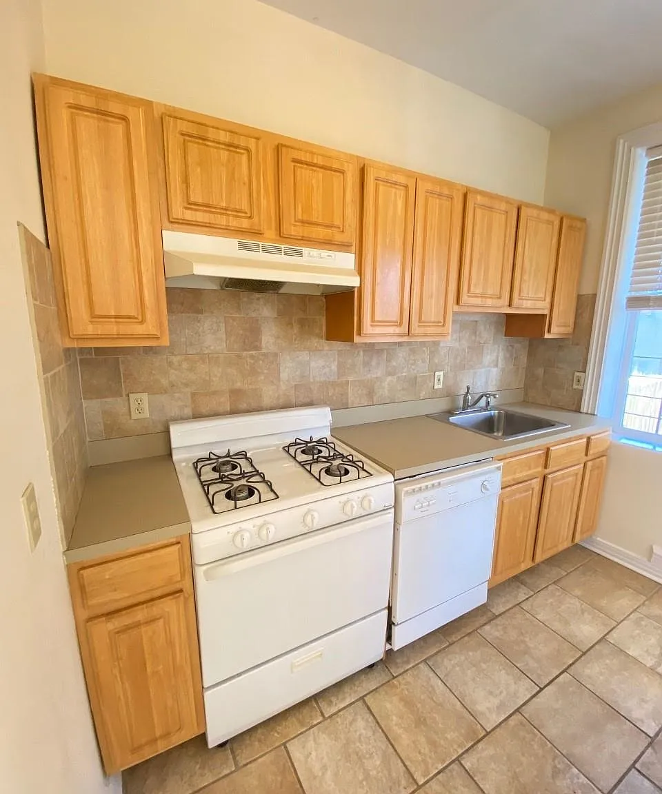 2 bed, 1.0 bath, $3,400 — Photo 4
