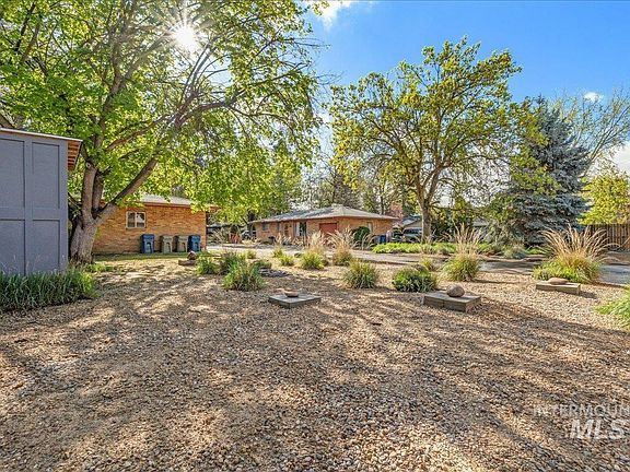 3rd image of 3009 N Tamarack Dr