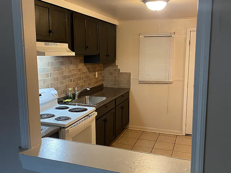 5669 Hartford Ave — Photo 4