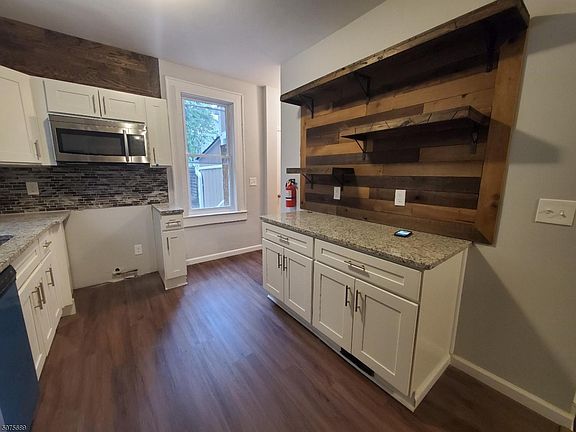 4th image of 250 Leslie St