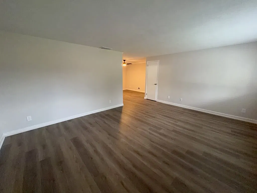 721 Wilfert Dr — Photo 4