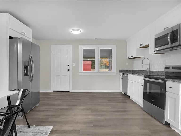 7 E Lewis Rd — Photo 4