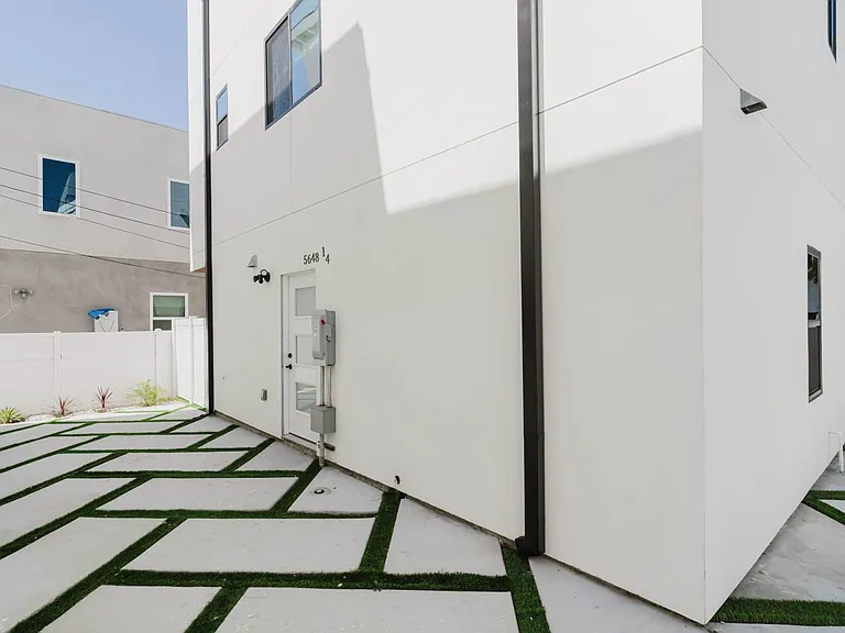 5648 1/4 Cartwright Ave — Photo 3
