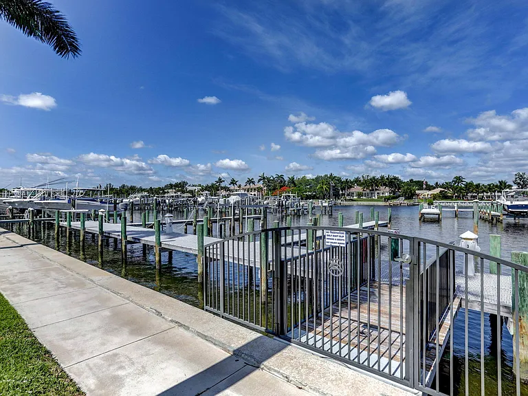 834 Bay Colony Dr S — Photo 50