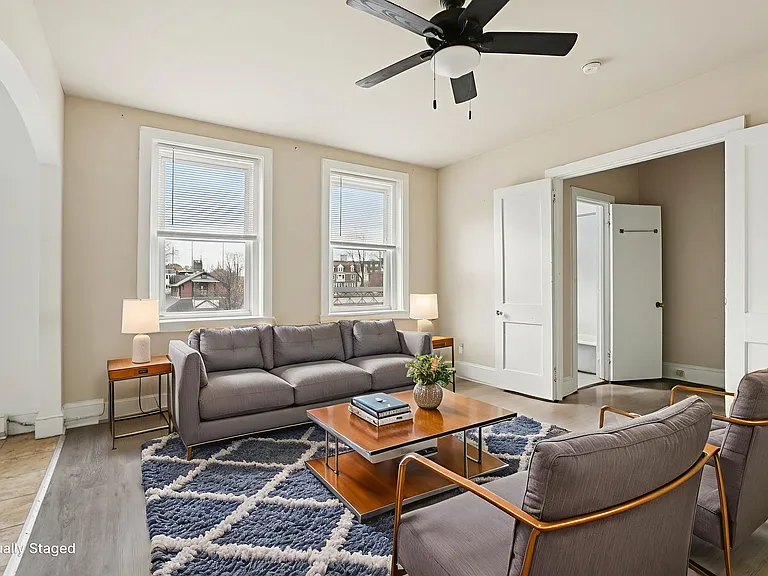 Kings Manor Apartments — Photo 7