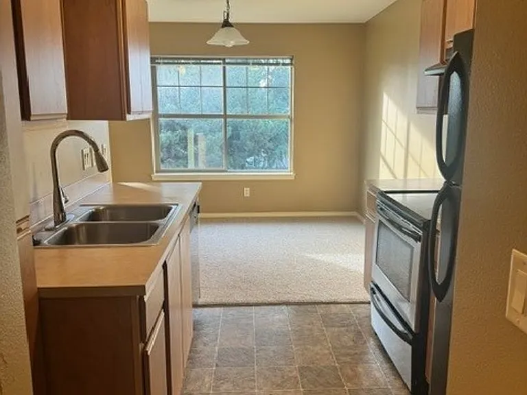 195-Santiam Village Apartments — Photo 3