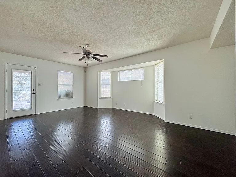 6404 Kenmore — Photo 8
