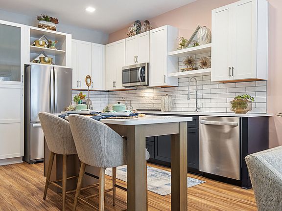 2nd image of 1045 N Front St #1B-1Ba-593Sqft