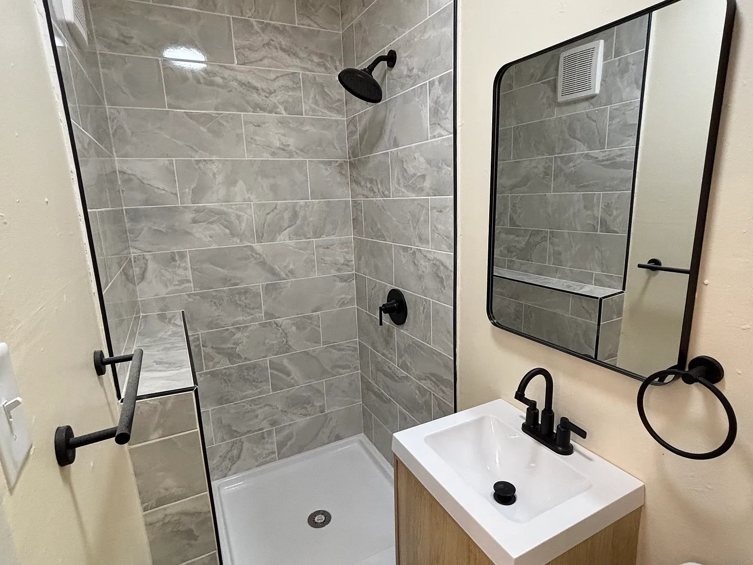 2 bed, 1000 sqft, $2,195 — Photo 2