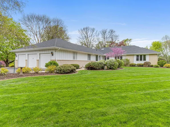 13 Ridge Rd, North Oaks, MN 55127