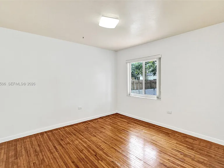 2420 SW 16th St — Photo 16