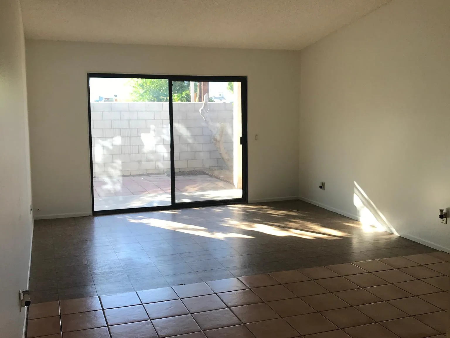 3 bed, 1200 sqft, $2,400 — Photo 2