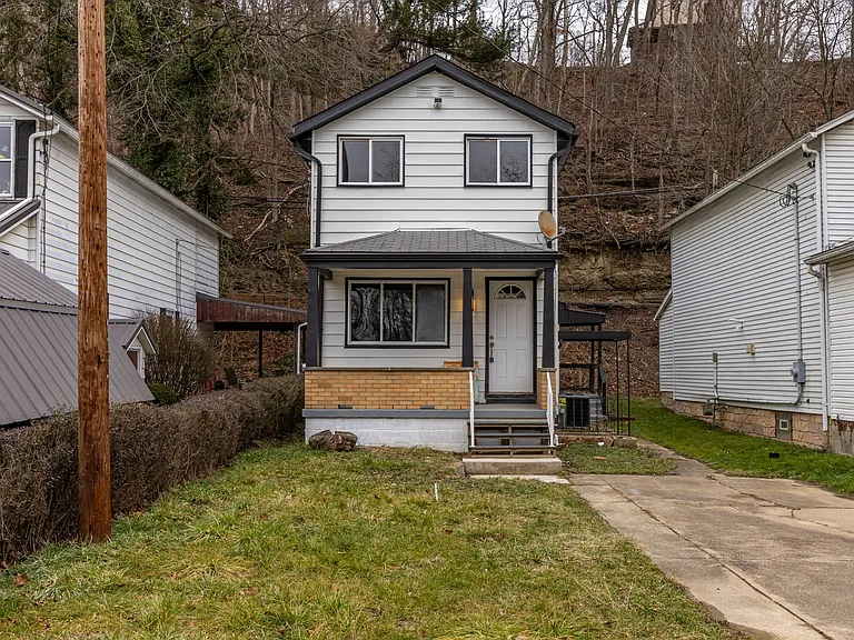 106 Blythe Rd — Photo 1