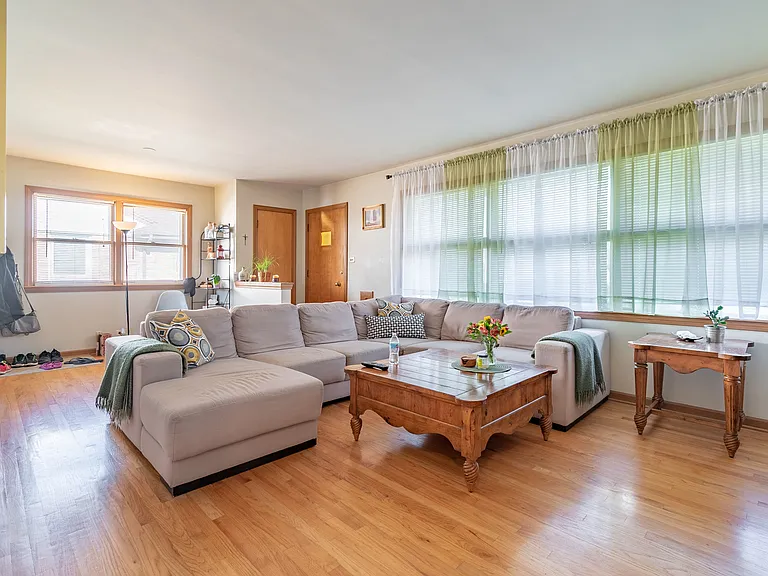 8209 W Wilson Ave — Photo 3