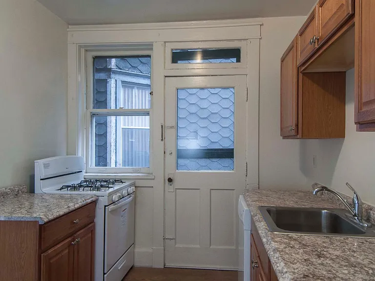 218 Hastings St #2 — Photo 4