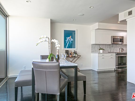 3rd image of 818 N Doheny Dr APT 1005