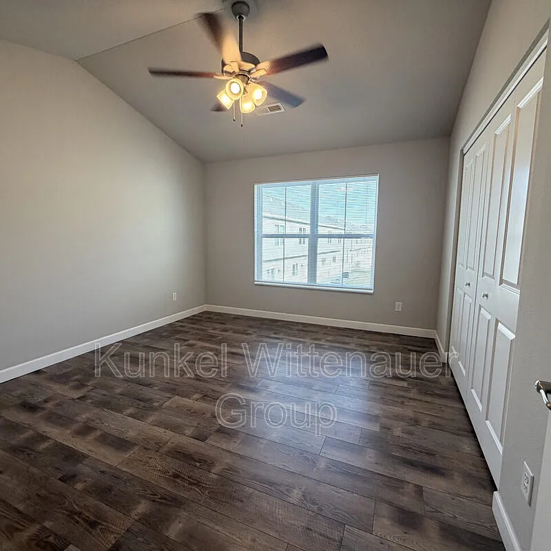 3 bed, 3.5 bath, 1800 sqft, $1,895 — Photo 3