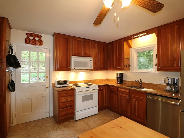 6703 Rannoch Rd — Photo 3