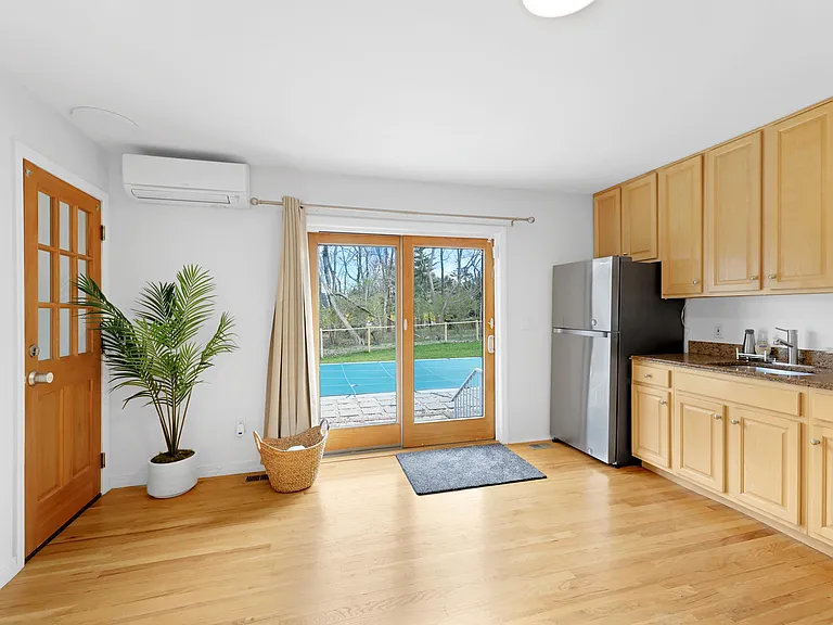 485 Sutton Pl — Photo 9