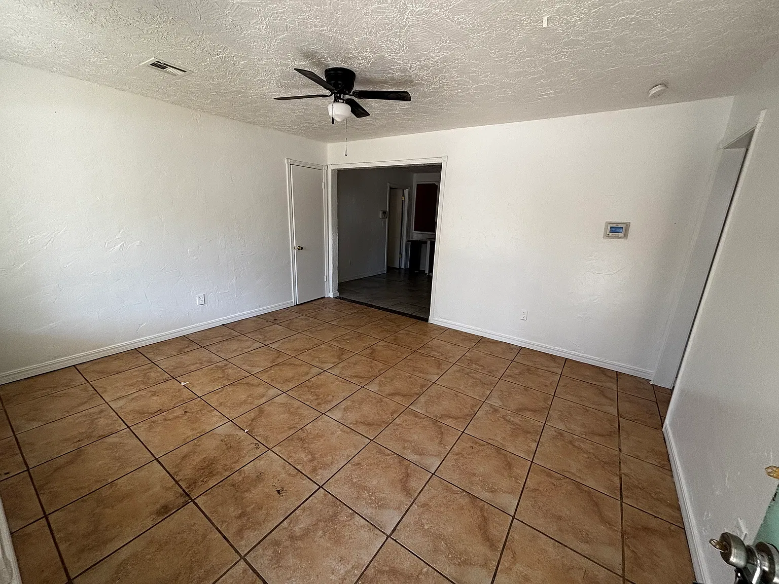 3 bed, 858 sqft, $1,200 — Photo 4