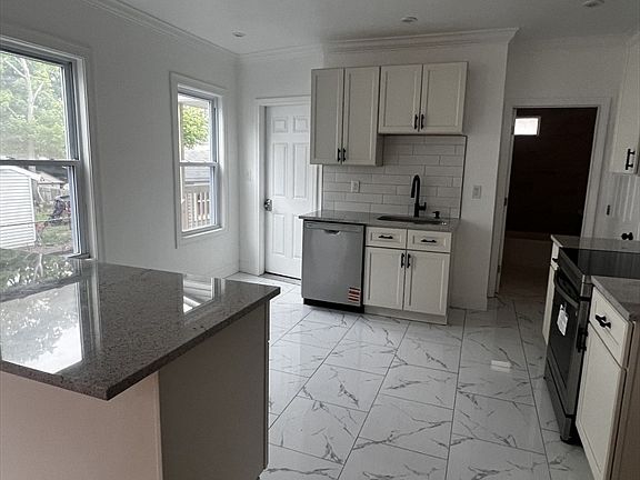 3rd image of 19 Reeves St