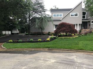 9 Sorgi Ct, Plainview, NY 11803