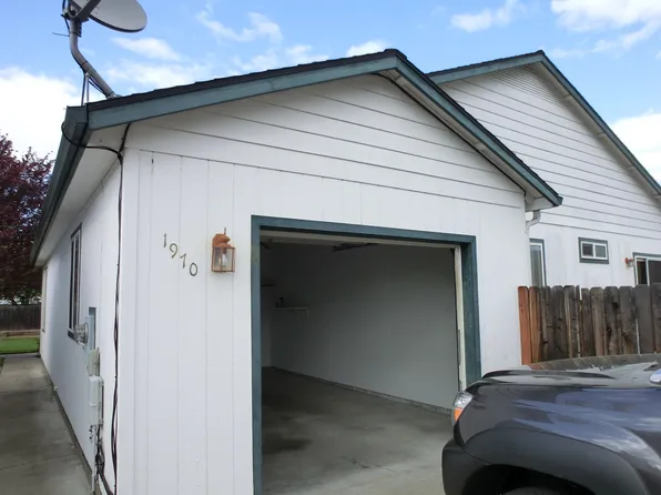 1970 SW Betty Ln, Grants Pass, OR 97526