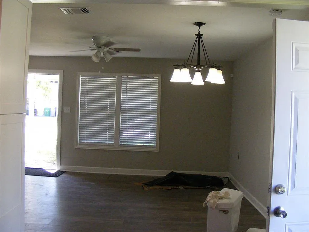 3 bed, 1.0 bath, 1064 sqft, $1,500 — Photo 3