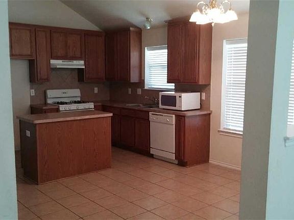 5th image of 443 Sonoma Dr