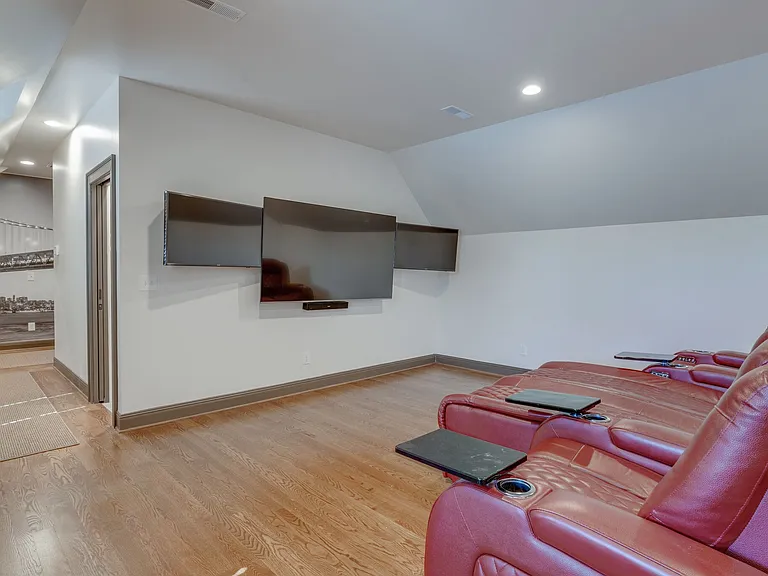 55 Whitworth Blvd — Photo 34