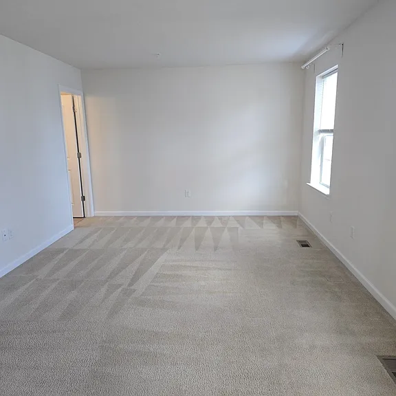 303 Ellis Ct — Photo 10