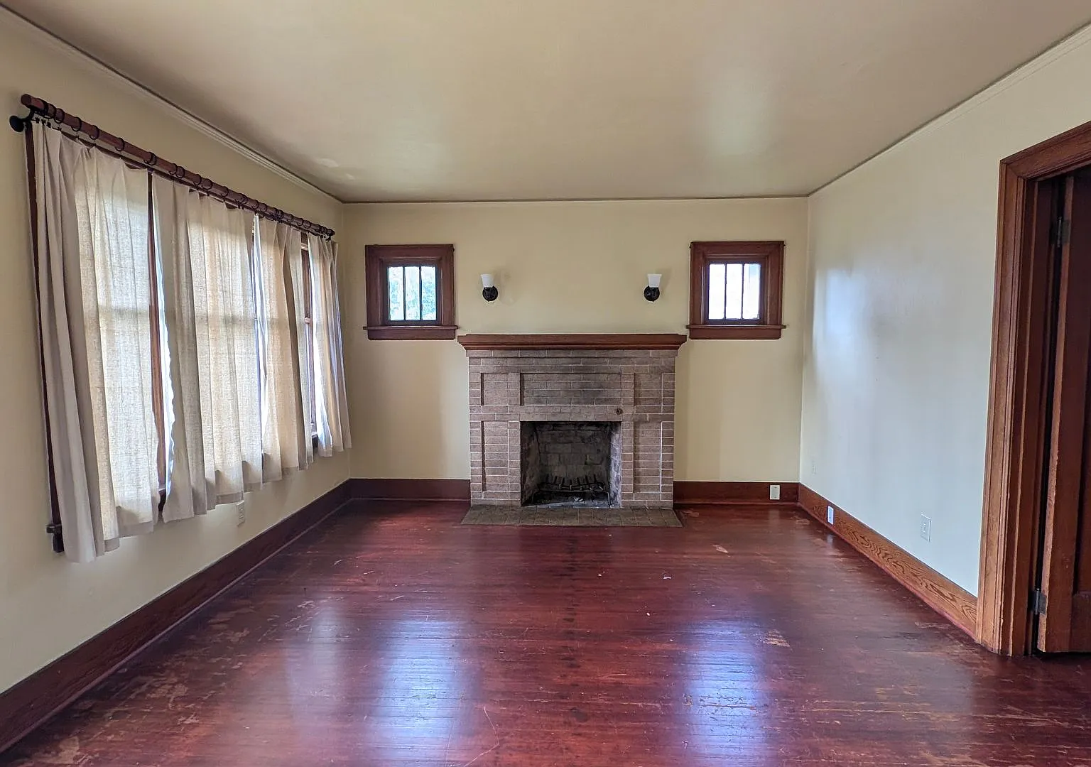Charming 3 Bedroom House in Downtown — Photo 3