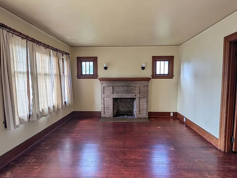 2021 Lombard Ave — Photo 3