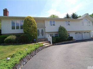 14 Fairway Dr, Old Bethpage, NY 11804