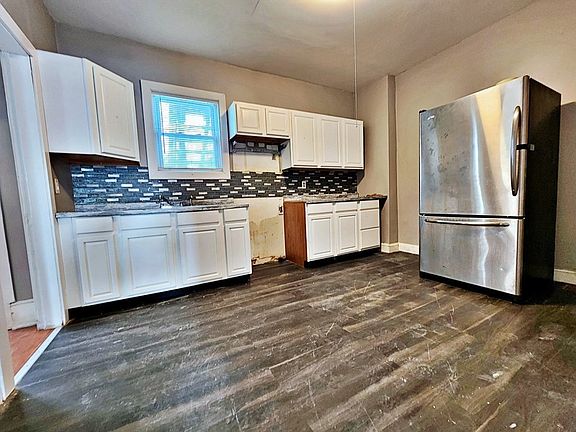 3rd image of 590 Centre St