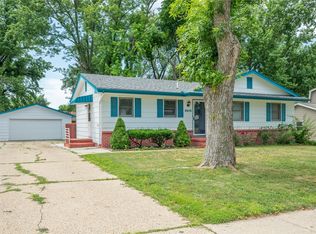 8848 Summit Dr, Clive, IA 50325