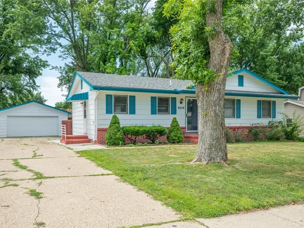8848 Summit Dr, Clive, IA 50325