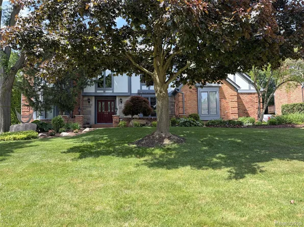 2534 Topsham Dr, Rochester Hills, MI 48306