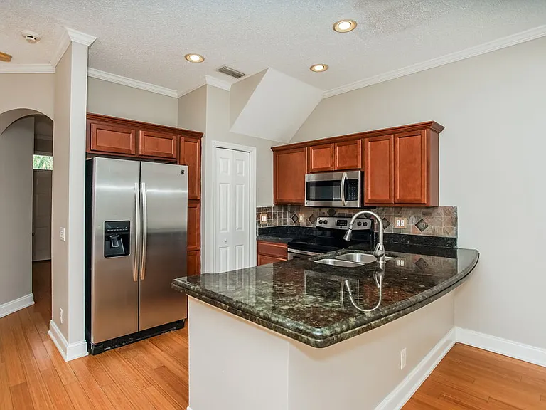 740 Vallance Way NE — Photo 6
