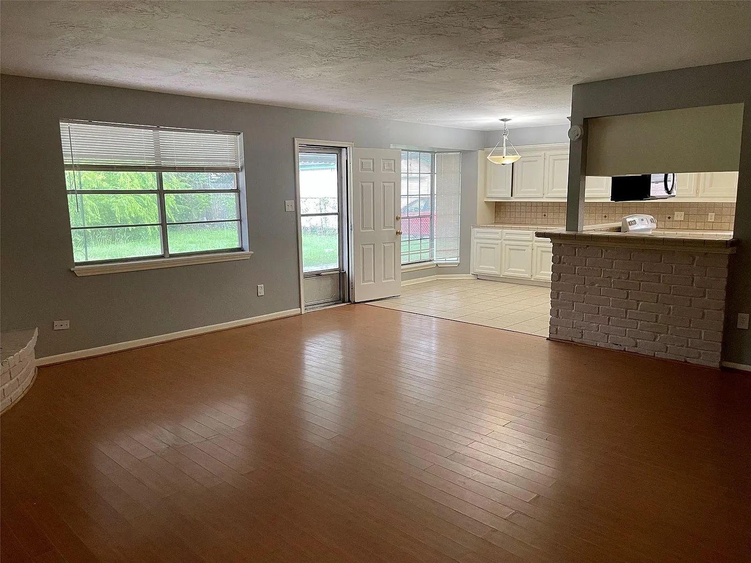 4 bed, 2.0 bath, 2389 sqft, $2,000 — Photo 3