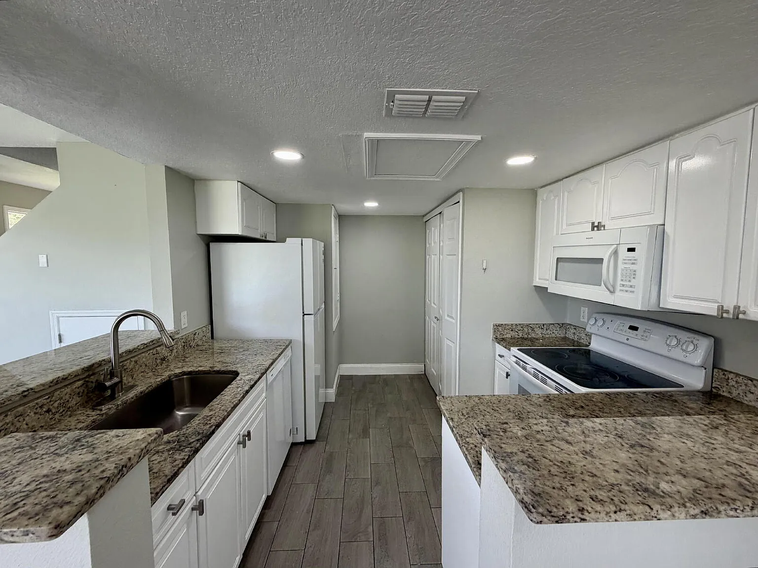 3 bed, 2.0 bath, $1,650 — Photo 2
