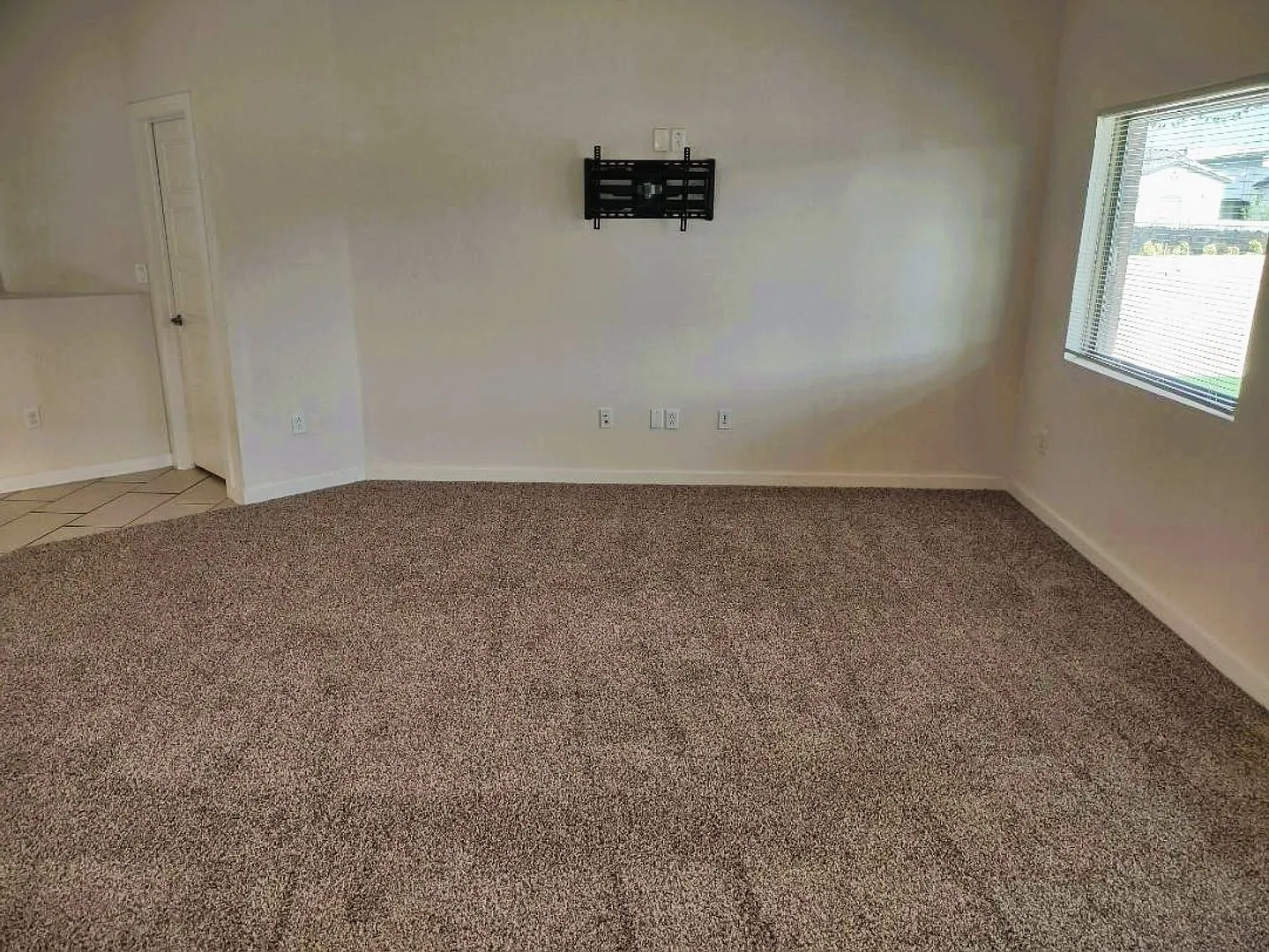 Fabulous Single Level Eastside Home With Refrigerated Air Located In Quiet Neighborhood — Photo 4